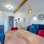 Dworek Apartment *
